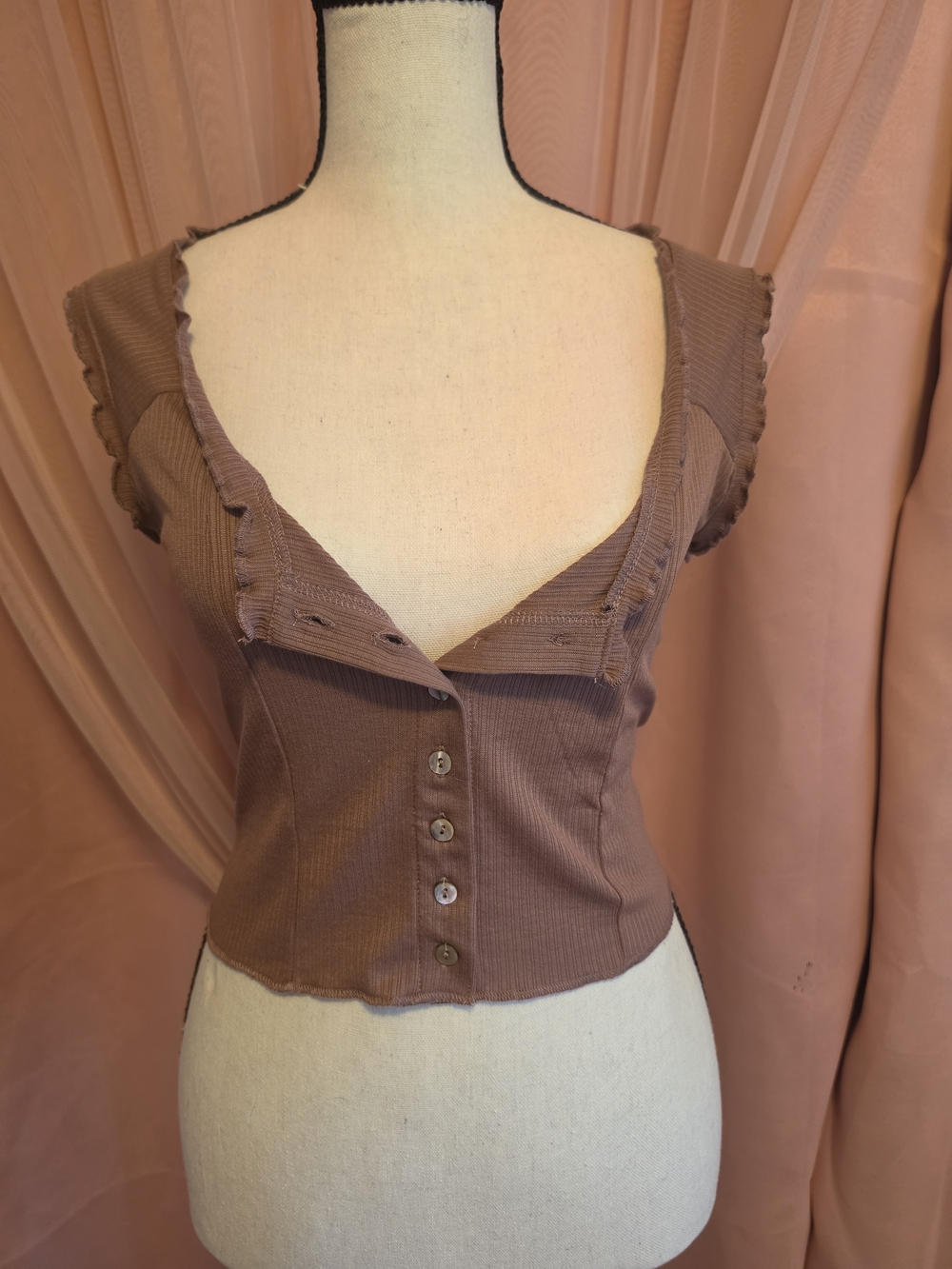 Joyfolie Ribbed Button-Front Crop Top in Mauve Brown